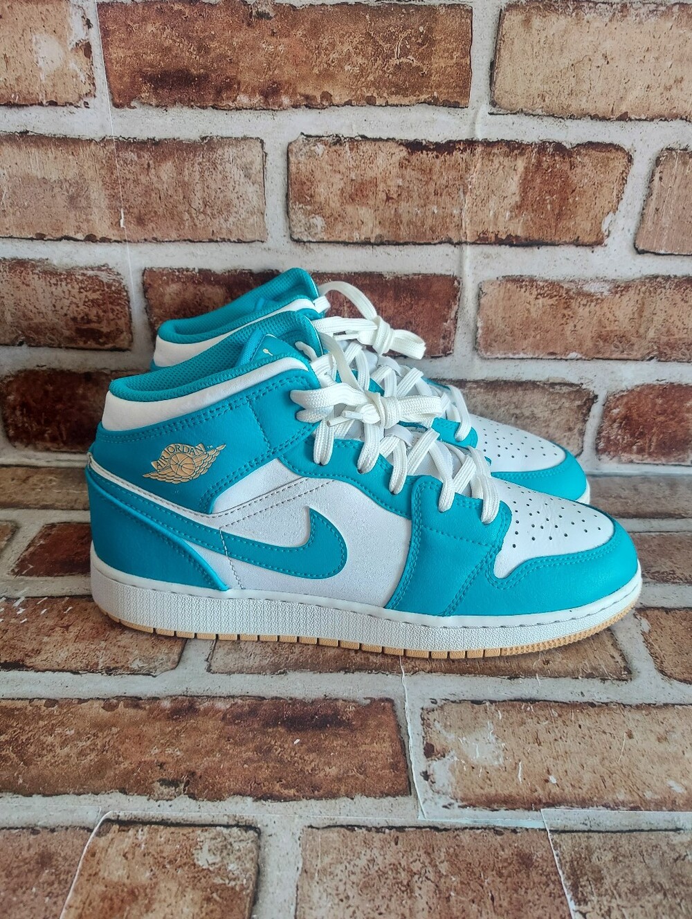 Pre-owned 2023 Jordan 1 Mid - Picture 2 of 10